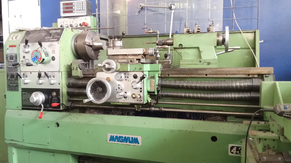 Manual centre lathe